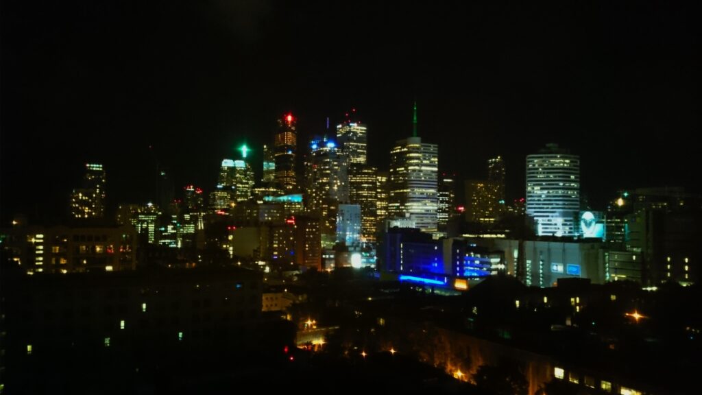 Toronto éjszakai fényei a hostel ablakából