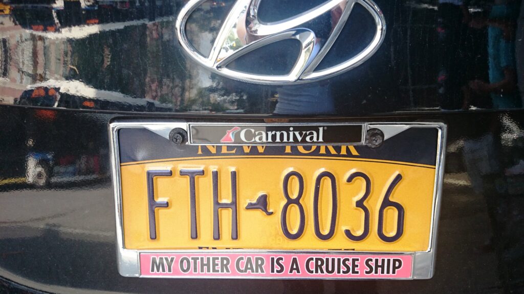 Carnival feliratú rendszám New Yorkban az óceánjárós munka előtt
